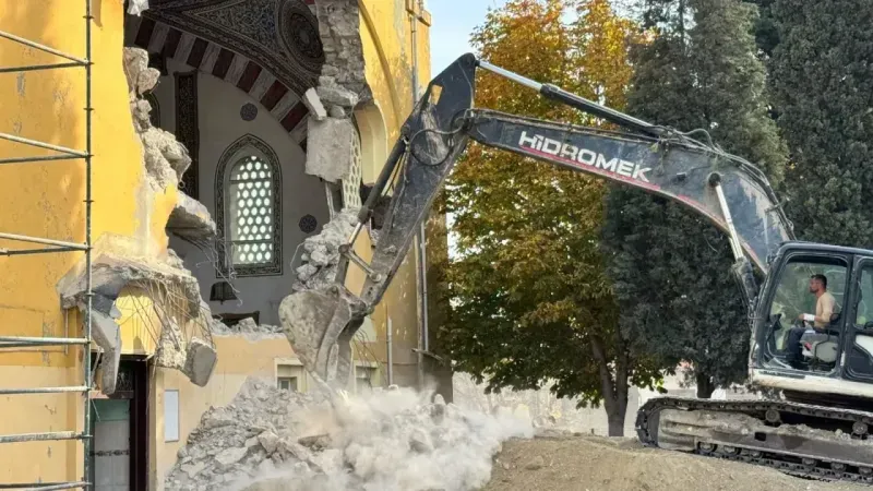 Domaniç’te Sultan Alaaddin Camii yıkılıyor