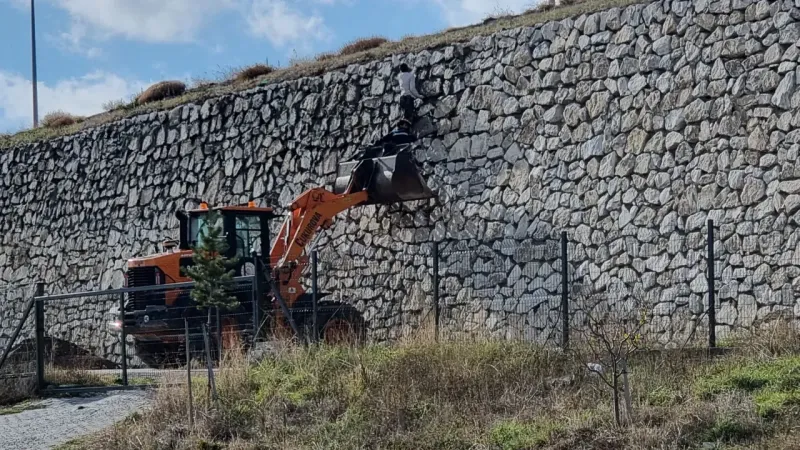 Domaniç'te Yıkılmaya Başlayan İstinat Duvarına Tamirat