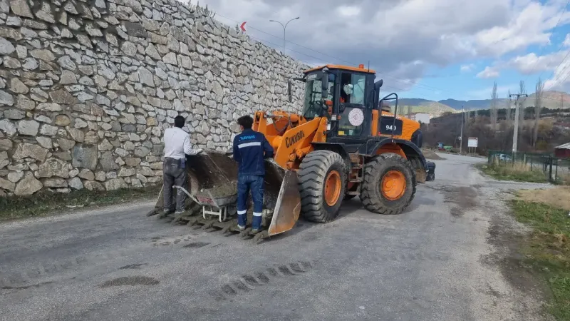 Domaniç'te Yıkılmaya Başlayan İstinat Duvarına Tamirat